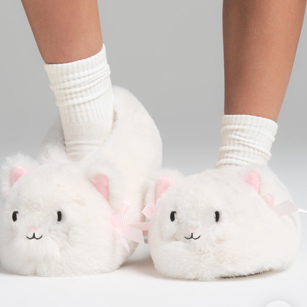 Skims Cute Fuzzy Cat Slippers
